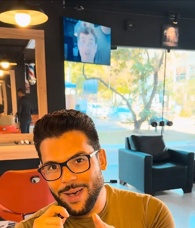 Cliente mostrando o resultado do corte e da barba