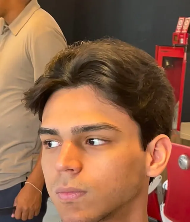 Cliente com o corte recém-finalizado